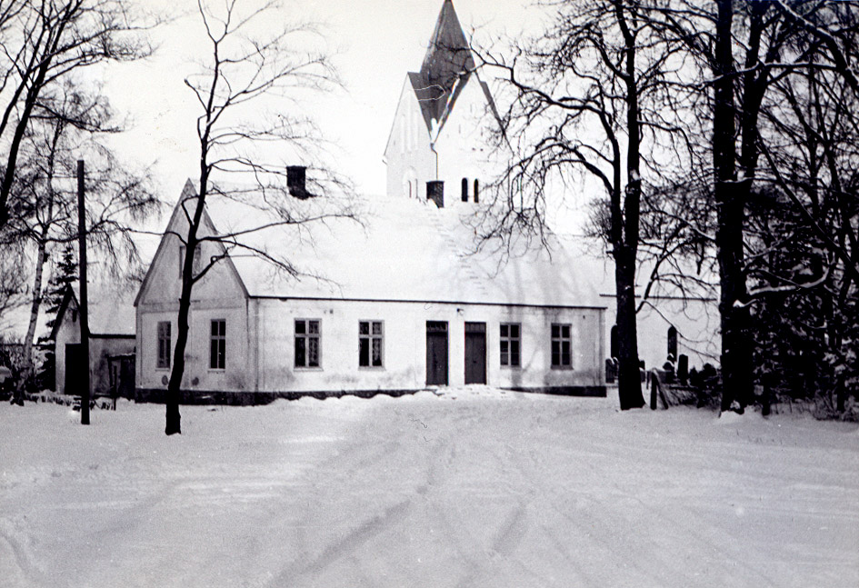 Kyrkan med småskolan i förgrunden